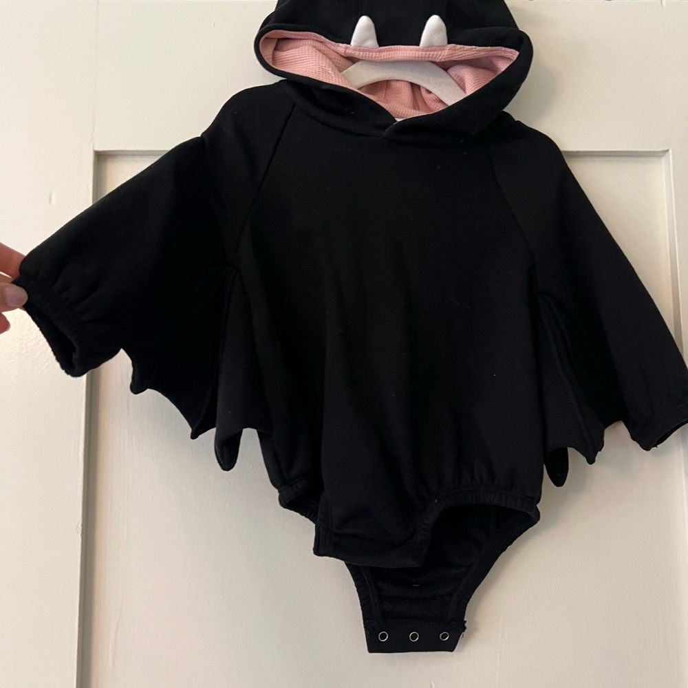Lot of 2 hooded halloween costume onesies Bat and Pumpkin for baby 6-12 mos